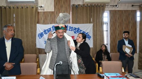 उद्योग मंत्री हर्षवर्धन चौहान ने जिला योजना, विकास एवं 20 सूत्रीय कार्यक्रम की समीक्षा बैठक ली।