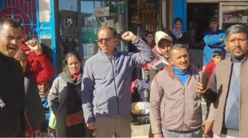 हरिपुरधार में बीच रास्ते उतारे जाने पर भड़के यात्री, HRTC के खिलाफ की नारेबाजी