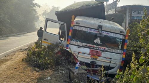 सैनवाला के पास सड़क किनारे लटका ट्राला, पांवटा–कालाअंब हाईवे पर टला बड़ा हादसा