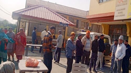 बेटे की फोन पर हुई बहस, कमरे में उठाया गलत कदम- लड़की की गिरफ्तारी पर अड़ा परिवार