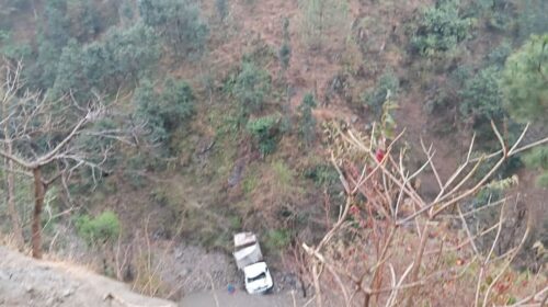 हिमाचल में सड़क चौड़ीकरण के दौरान हादसा: खाई में गिरा टिप्पर, चालक की मौ/त