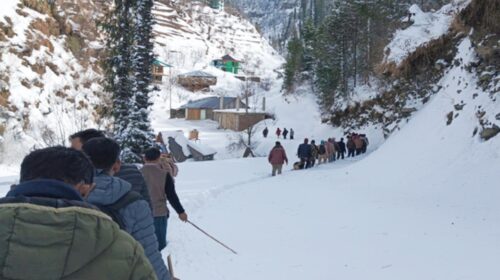 पोस्टमार्टम के लिए 13 किलोमीटर पैदल चलकर अस्पताल पहुंचाया शव