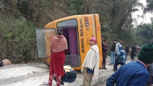 BREAKING: हिमाचल प्रदेश में स्कूल बस हादसे का शिकार, कई स्कूली बच्चे और टीचर घायल
