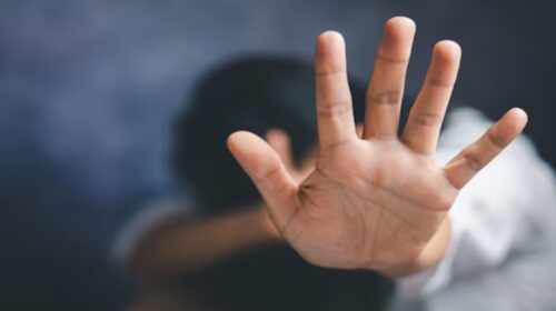 स्कूली छात्रा को डरा-धमका कर मेले ले गया युवक, कैफे में ले जा की गंदी हरकतें; सहमी लड़की