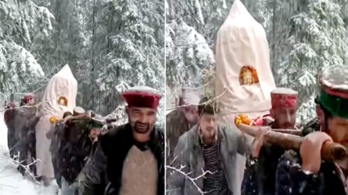 Himachal: कुदरत पर भारी पड़ी आस्था, भारी बर्फबारी के बीच देवता की पालकी उठाकर 12 KM पैदल चले भक्त