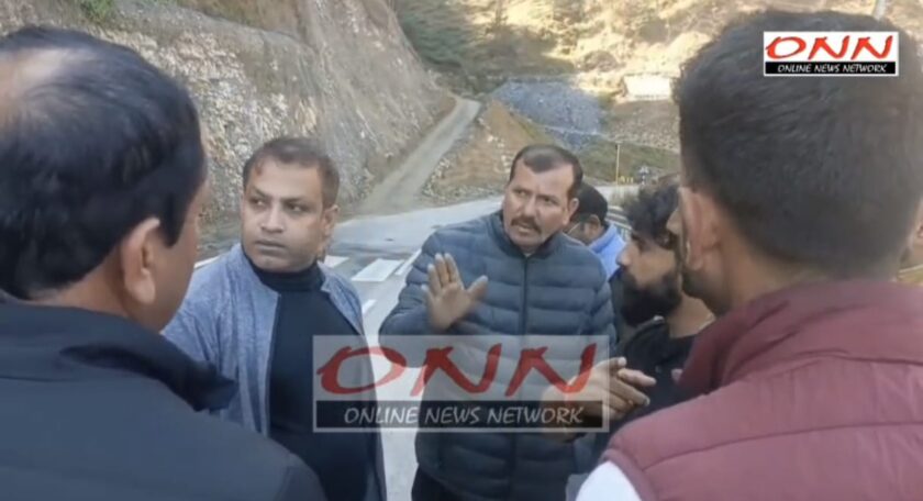 देखें, वीडियो – अवैज्ञानिक कटिंग को लेकर RGB कम्पनी व मोर्थ अधिकारियों की ग्रामीणों ने मौके पर लगाई क्लास, बिना अनुमति काट दी PWD की रोड़..