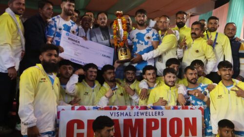 “सिरमौर कबड्डी लीग-2” की विजेता लादी योद्धा तथा उपविजेता गिरिपार वॉरियर्स..