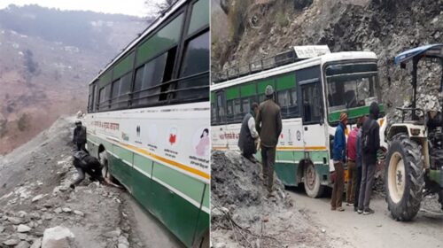 Himachal: सड़क धंसने से खाई के मुहाने पर लटकी बस, यात्रियों की अटकी सांसें; जानें कैसे टला बड़ा हादसा
