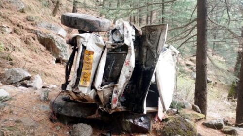 भयानक हादसा: घर के पास ही गहरी खाई में गिर गई जीप…उड़े परखच्चे, चालक की माैत