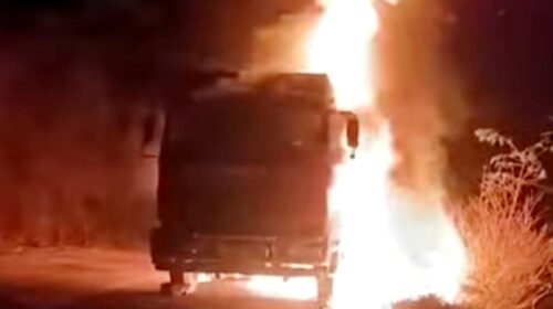 जब सड़क पर अचानक आग की लपटाें में घिर गया ट्रक, लाखों का हुआ नुक्सान; चालक ने ऐसे बचाई जान