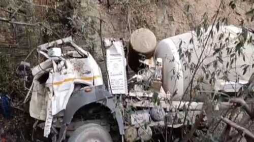 सामान ढुलाई कर रहा ट्रक खाई में समाया, चालक ने मौके पर तोड़ा दम- सदमे में परिवार
