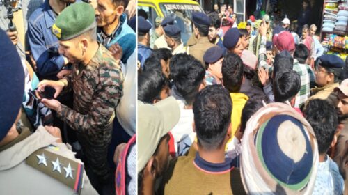 भाई की माैत मामले में ग्रामीणाें के साथ सड़क पर उतरा फाैजी जवान, पुलिस-प्रशासन के खिलाफ की नारेबाजी