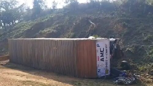 बड़ा हादसा: खाई में गिरा कारों से लदा ट्रक…मची अफरा-तफरी; ड्राइवर गंभीर घायल