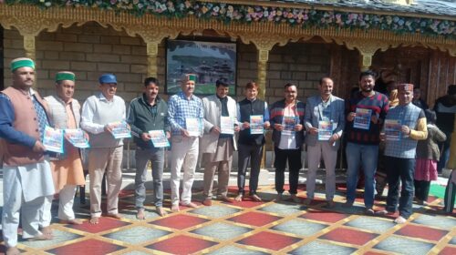 चालदा महासु महाराज मंदिर पुजारी और एसडीएम ने किया देश की आवाज न्यूज चैनल के महासु महाराज विशेषांक का विमोचन..