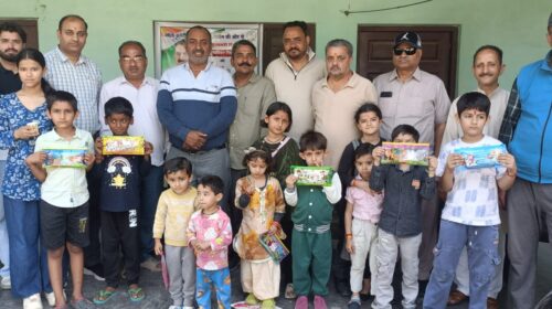 CM सुक्खू के जन्मदिवस पर अश्वनी शर्मा ने बच्चों को वितरित किया स्टेशनरी सामान, लड्डू और जूस..