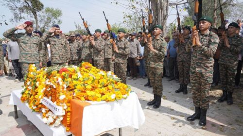 इकलौते बेटे का बलिदान: अक्षित शर्मा अमर रहे के नारों से गूंज उठा गांव, नम आँखों से दी आखिरी विदाई