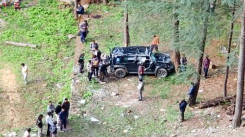भयानक हादसा: 150 मीटर गहरी खाई में गिरे वाहन के उड़े परखच्चे, हमेशा के लिए बुझ गया परिवार का चिराग