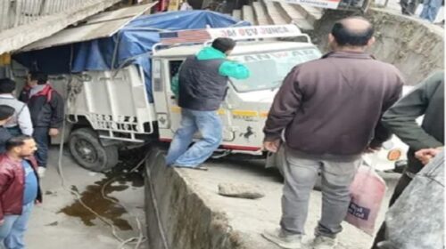 सिरमौर में टला बड़ा हादसा, शराब से लदी पिकअप अनियंत्रित होकर पलटी, सड़क पर बिखरी पेटियां