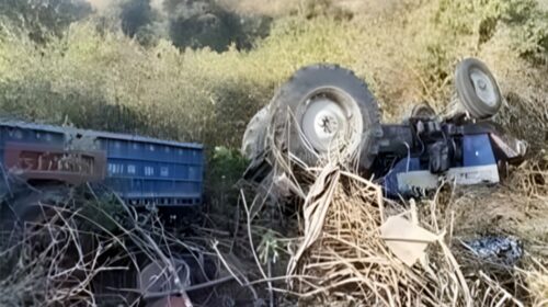 भयानक हादसा: अनियंत्रित होकर खाई में गिरा ट्रैक्टर, एक मजदूर की मौत, 2 गंभीर घायल