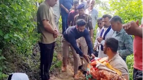 स्कूल बस हादसे में काल का ग्रास बनी मासूम को नम आंखों से दी अंतिम विदाई, DC के सामने फूटा अभिभावकों का गुस्सा