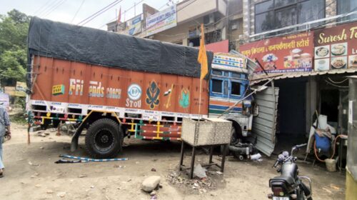 Sirmour: तेज रफ्तार का कहर: ट्राले की टक्कर से दुकान में जा घुसा ट्रक, बस समेत 5 वाहनों को नुक्सान, बाइक सवार घायल
