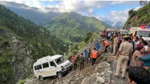हिमाचल में बड़ा हादसा, यात्रियों से भरी ट्रैवलर बस खाई में गिरी; 4 की मौत व 18 घायल..