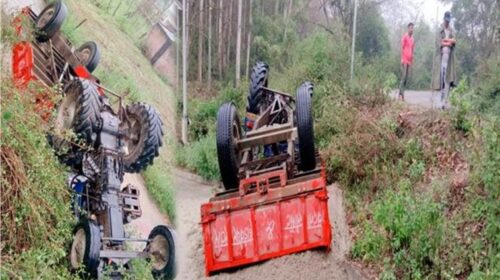 बस को बचाने के चक्कर में पलटा रेत से भरा ट्रैक्टर, ग्रामीणों ने ऐसे बचाई चालक की जान