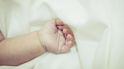 कलियुगी मां की ममता फिर हुई शर्मसार, गांव में मिला नवजात शिशु, उपचार के दौरान मौत