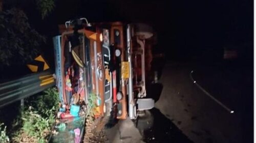 NH-503 पर हादसा: पालमपुर जा रहा ट्रक अनियंत्रित होकर पलटा