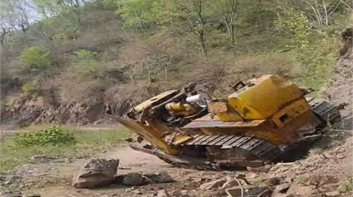 दर्दनाक हादसा:  अनियंत्रित होकर खाई में गिरा बुलडोजर, उड़े परखच्चे; चालक की मौ*त