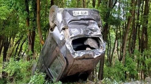 भयानक हादसा: अनियंत्रित होकर खाई में गिरी कार, मां की मौत…बेटा गंभीर रूप से घायल