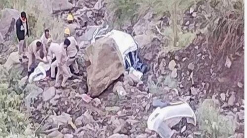 शिकारी देवी मंदिर से लौट रहे युवकों के साथ भयानक हादसा,  300 फीट गहरी खाई में गिरी कार; 2 की मौके पर मौत