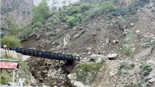 हिमाचल में बिना बारिश के भयंकर लैंडस्लाइड, पुल टूटा…चट्टानों की चपेट में आकर नदी में गिरी THAR