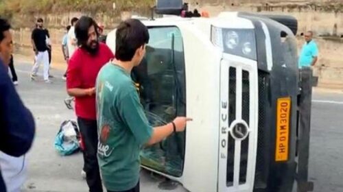मंडी से मनाली की ओर जा रही ट्रैवलर गाड़ी दर्दनाक हादसे का शिकार, अनियंत्रित होकर सड़क पर पलटी; 5 लोग घायल