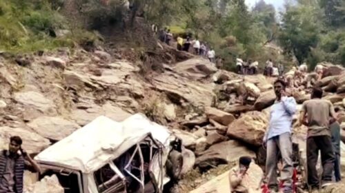हिमाचल में बड़ा हादसा: सवारों से भरा वाहन खाई में गिरा, 3 लोगों की मौत…5 गंभीर घायल