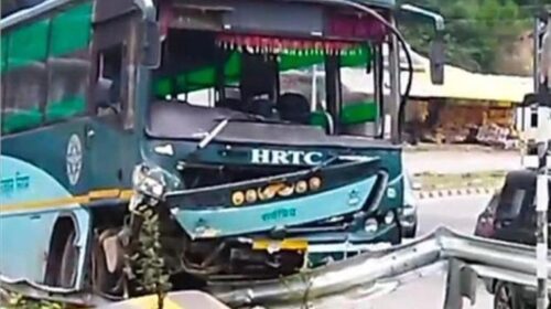 कुल्लू में HRTC बस दुर्घटनाग्रस्त…गाड़ी को बचाने के चक्कर में डिवाइडर से टकराई; जांच में जुटी पुलिस