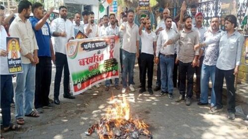 Sirmaur : नीट पेपर लीक मामले पर फूटा युवा कांग्रेस का गुस्सा, दिल्ली गेट पर फूंका केंद्रीय शिक्षा मंत्री का पुतला
