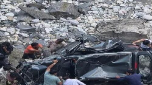 हिमाचल में बड़ा हादसा, 300 फीट गहरी खाई में गिरी पंजाब के टूरिस्टों की गाड़ी…2 लोगों की मौत; 3 घायल