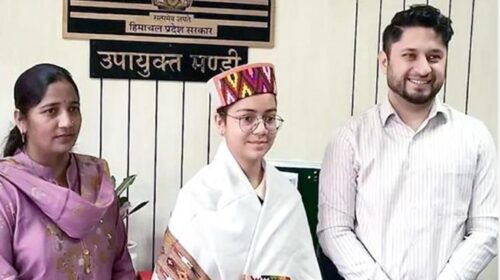 मेहनत का शानदार ईनाम! 10वीं कक्षा की टॉपर छात्रा बनी एक दिन की DC, कुर्सी पर बैठ सुनीं जनसमस्याएं