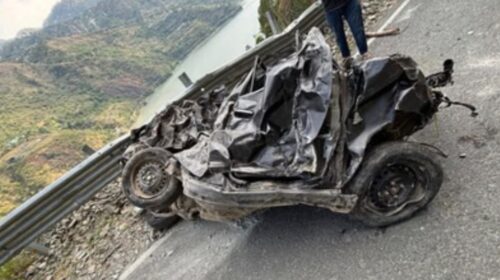 दर्दनाक हादसा: 800 फुट गहरी खाई में गिरी कार, उड़ गए परखच्चे; दो लोगों की मौत
