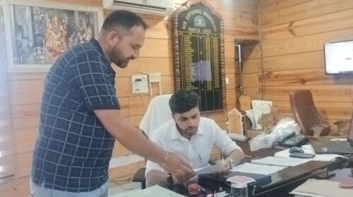 15 और 5 साल की नौकरी के बाद दो महिलाओं पर रोजी-रोटी का संकट, न्याय की मांग को लेकर SDM पहुंचे मजदूर नेता