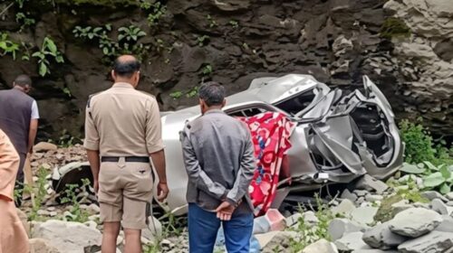 भयानक हादसा: मंदिर से लौट रहे परिवार की कार के उड़े परखच्चे, पति-पत्नी की मौत…बेटी गंभीर घायल
