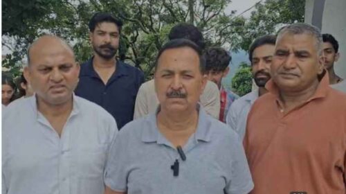 Sirmour: इनडोर स्टेडियम में बास्केटबॉल पोल लगाने पर छिड़ा विवाद, DC के पाले में पहुंची गेंद