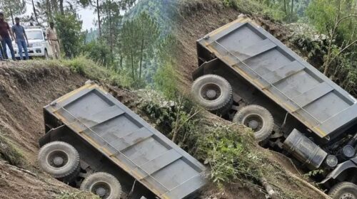 Himachal: मिट्टी डंप करते वक्त बेकाबू हुआ टिपर, गहरी खड्ड में गिरा; चालक की मौ**त