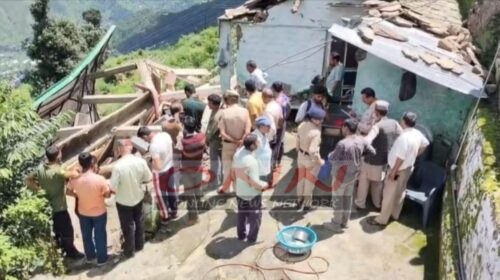 सिरमौर में बड़ा हादसा : साफ मौसम के बीच ढह गया रिहायशी मकान, गर्भवती महिला सहित दो की मौत व डेढ़ वर्षीय दो मासूम घायल..