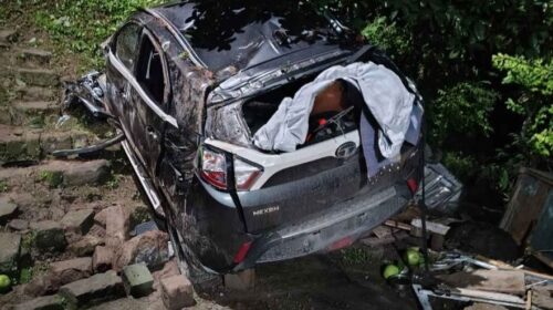 नाहन-शिमला मार्ग पर अनियंत्रित होकर खाई में गिरी टाटा नेक्सॉन कार, टला बड़ा हादसा