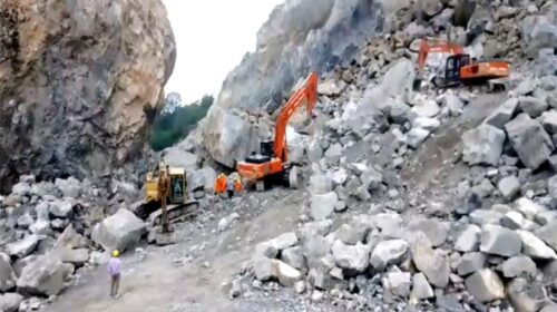 सिरमौर खदान हादसा: मलबे में डंपर समेत दबे चालक का शव बरामद, 2 नेपाली मजदूरों की तलाश जारी