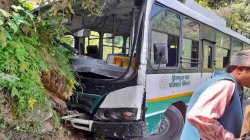 रक्षाबंधन के दिन हिमाचल में बड़ा हादसा, पहाड़ी से टकराई HRTC की बस, 60 से अधिक लोग थे सवार