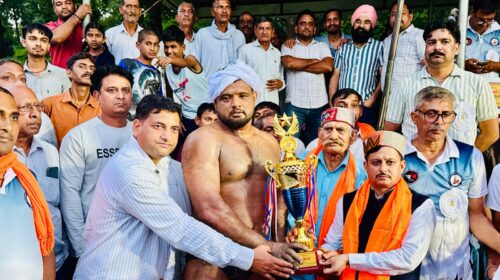 तीन दिवसीय दंगल प्रतियोगिता में पवन चौधरी ने बतौर मुख्यातिथि की शिरकत, ऐच्छिक निधि से 51000 रुपए की धनराशि की भेंट..