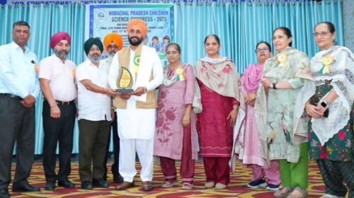 Paonta Sahib: नन्हे वैज्ञानिकों की प्रतिभा देख प्रेरित हुए गुरदीप सिंह गैरी